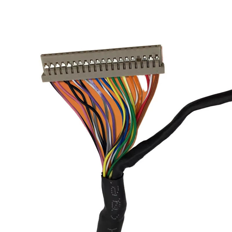 Ensamblaje de cables LVDS de precisión con conectores seguros y pares blindados, diseñados para la estabilidad de la señal de alta velocidad