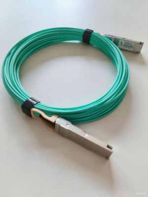 Fabricante de mazos de cables que ofrece ensamblajes QSFP-40G de alta velocidad con diseño de cable personalizado para centros de datos, con integridad de señal de baja pérdida y blindaje EMI